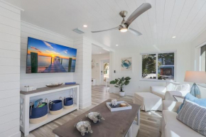 Shores Nice - Renovated Pristine Modern Beach Cottage w Peek-A-Boo Bay Views